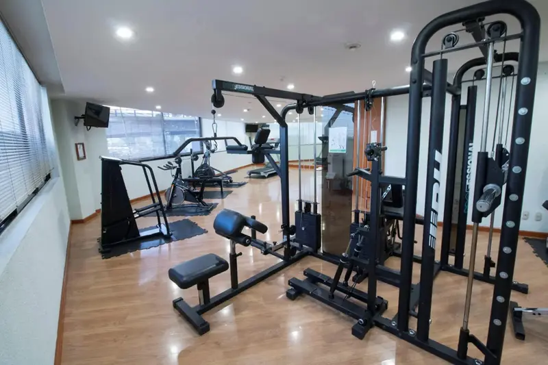 Une salle de sport lumineuse avec des équipements de musculation.