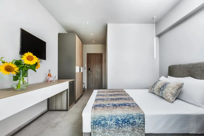 Une chambre moderne avec un lit et un meuble bas.