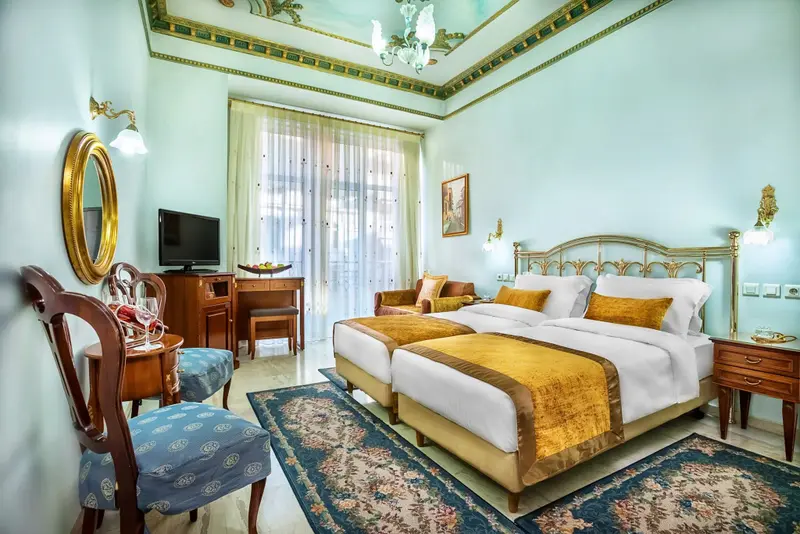 Chambre lumineuse avec deux lits et décoration soignée.