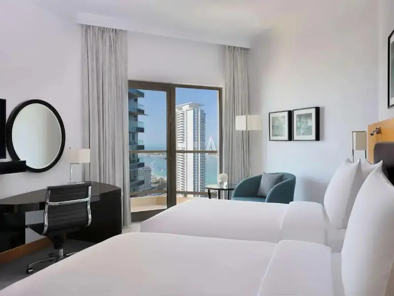 Une chambre lumineuse avec un grand lit et une vue sur la mer.