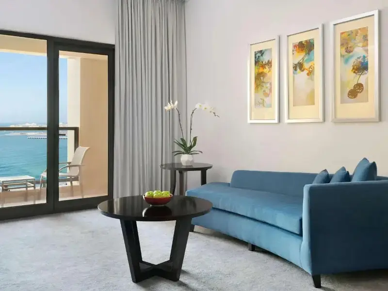 Un salon lumineux s'ouvre sur une terrasse avec vue sur la mer.