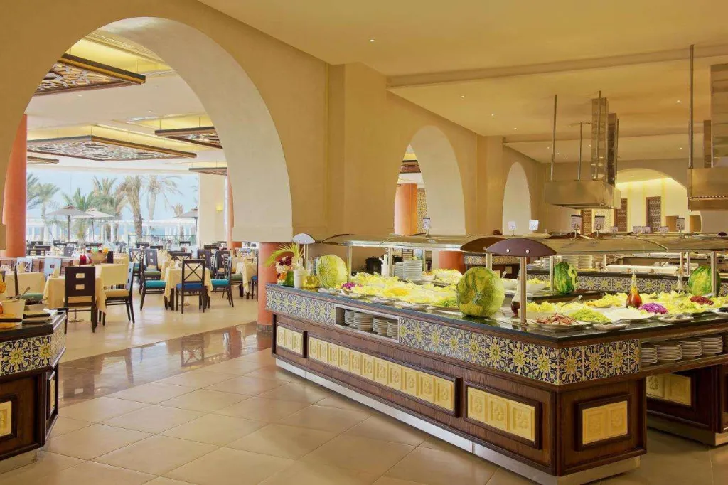 Un buffet généreux est présenté dans une salle à manger lumineuse et spacieuse.