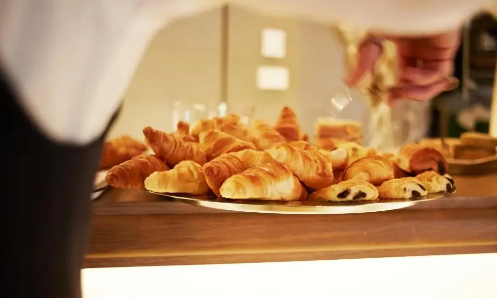 Une sélection de viennoiseries est présentée sur un présentoir.