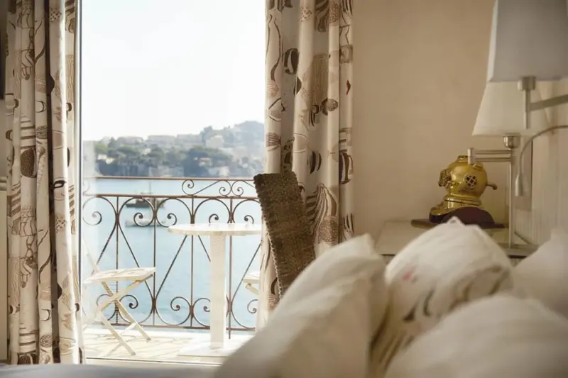Une chambre lumineuse s'ouvre sur une vue dégagée sur la mer.