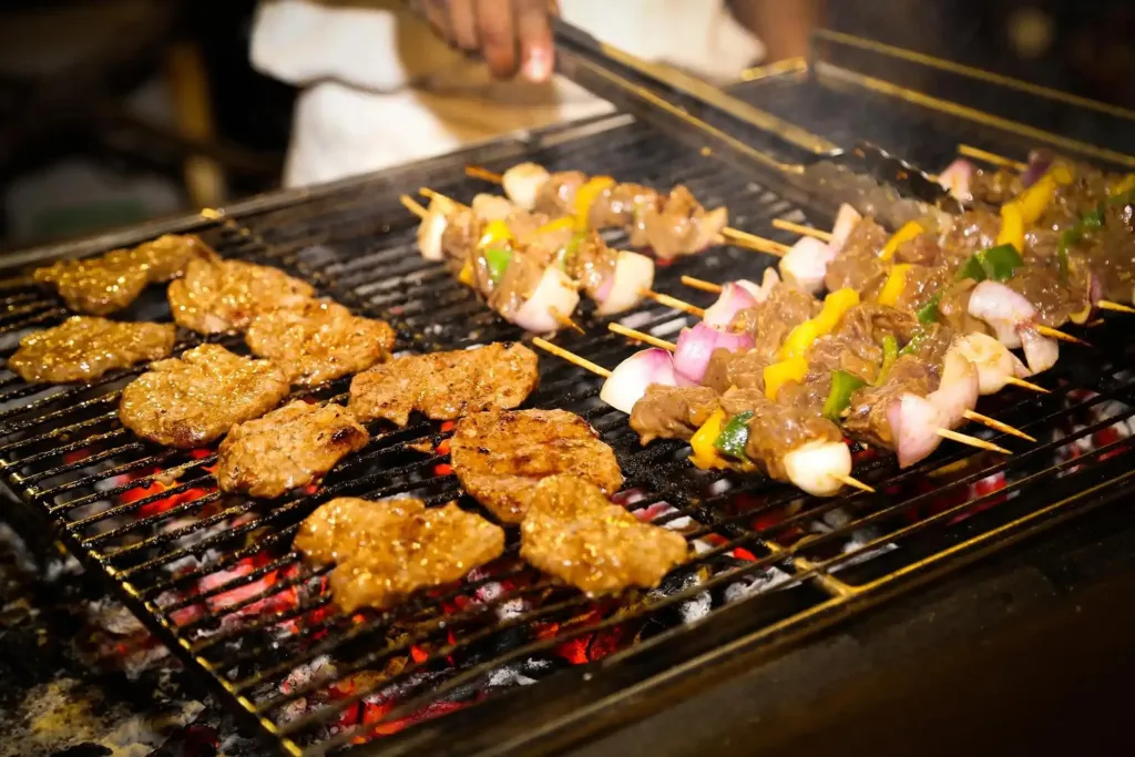 Viande et légumes grillés sur un barbecue.