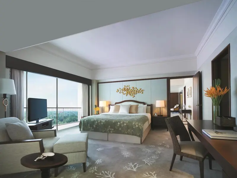 Une chambre lumineuse avec un grand lit et un espace détente.