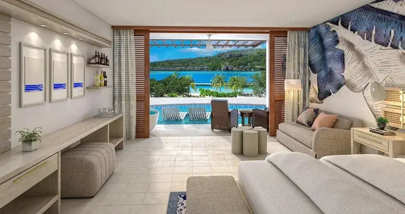 Une chambre lumineuse s'ouvre sur une terrasse avec vue sur la mer.