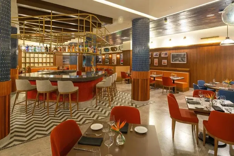 Un espace de restauration avec un comptoir et des tables.