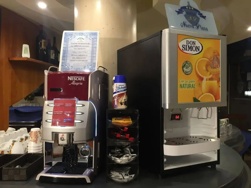Un comptoir de boissons propose café et jus d'orange.