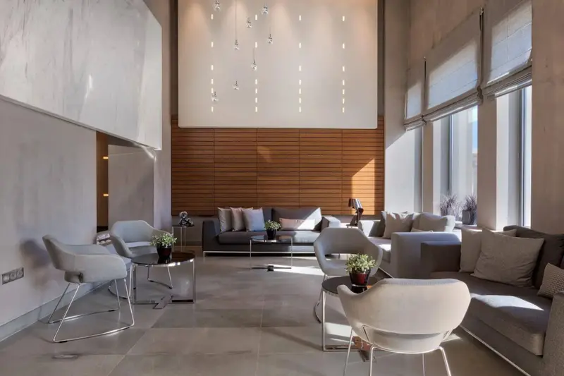 Un espace de détente intérieur avec des canapés et des fauteuils.