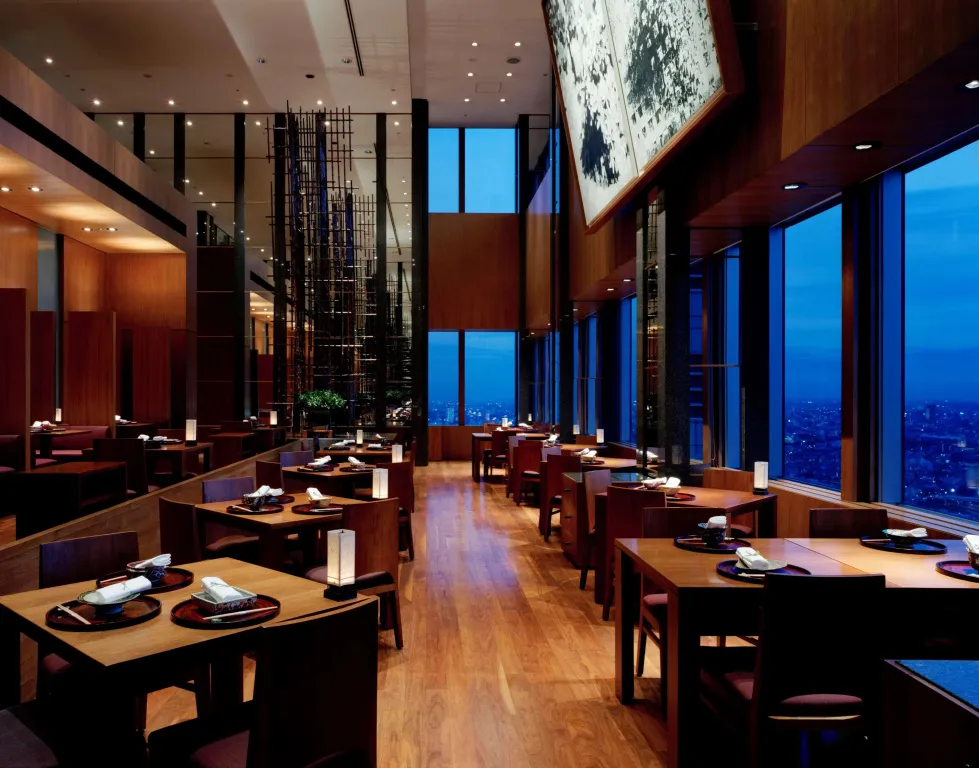 Une salle de restaurant lumineuse offre une vue panoramique sur la ville.