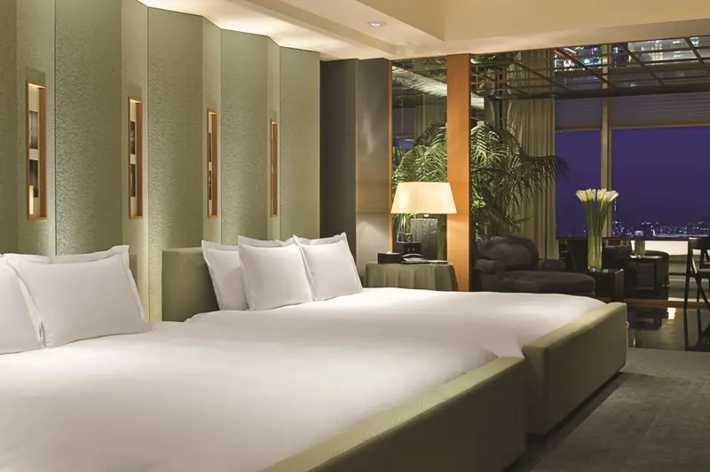 Une chambre spacieuse avec un grand lit et un coin salon.