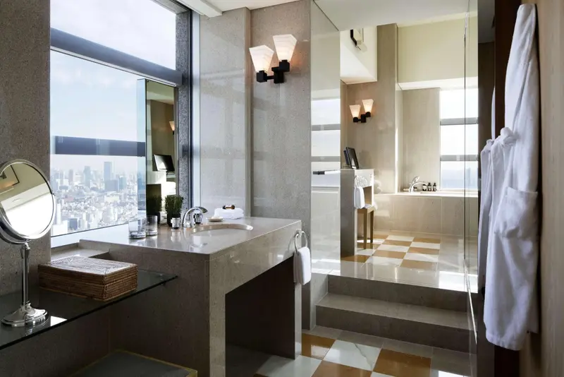 Une salle de bain spacieuse avec une baignoire et une vue sur la ville.