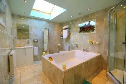 Une salle de bain lumineuse avec baignoire et douche.