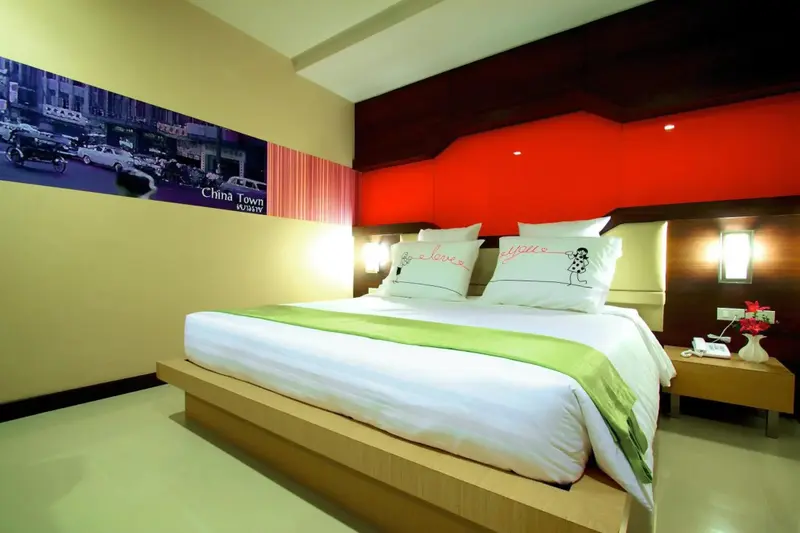 Une chambre lumineuse avec un grand lit et une décoration moderne.