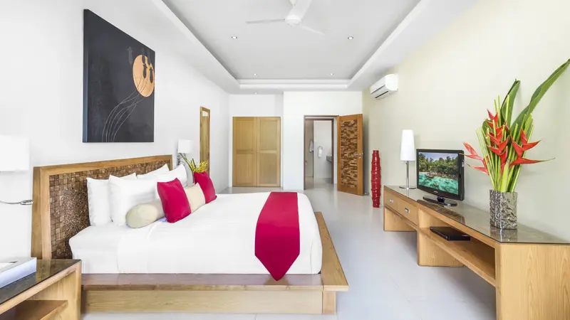 Une chambre lumineuse avec un grand lit et une décoration sobre.