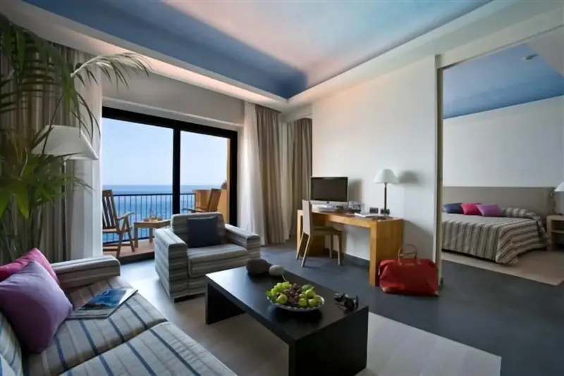 Espace de vie intérieur lumineux donnant sur une vue mer.