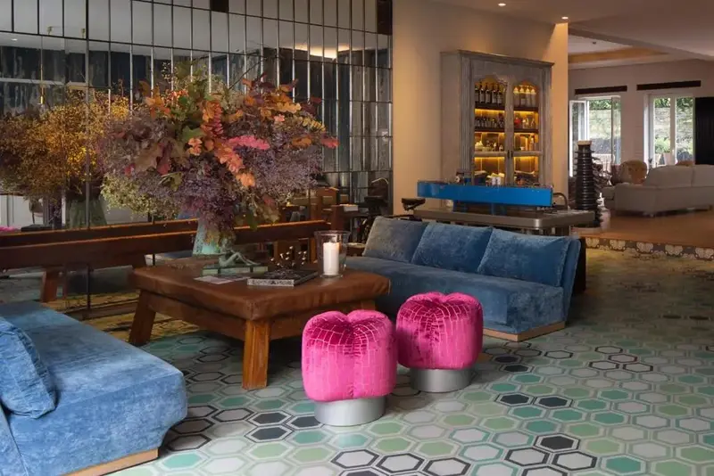 Un espace de détente intérieur avec des canapés et des tables basses.