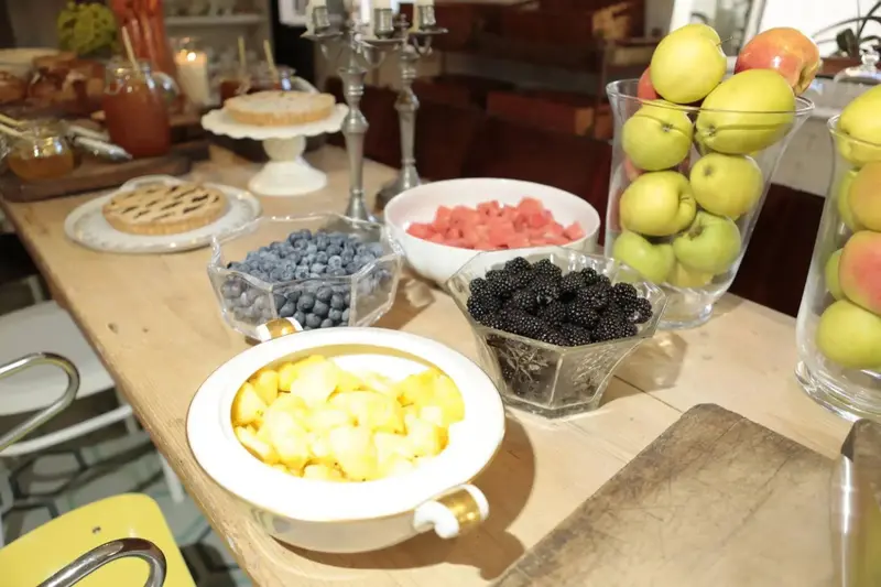 Une table garnie de fruits frais et de pâtisseries.