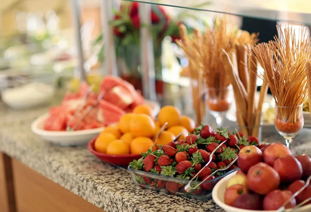 Un buffet propose une variété de fruits frais et colorés.