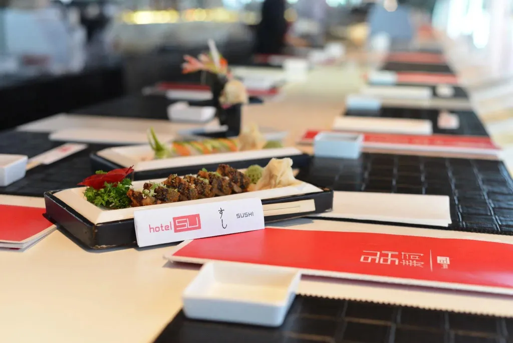 Présentation de sushis sur une table dans un espace lumineux.