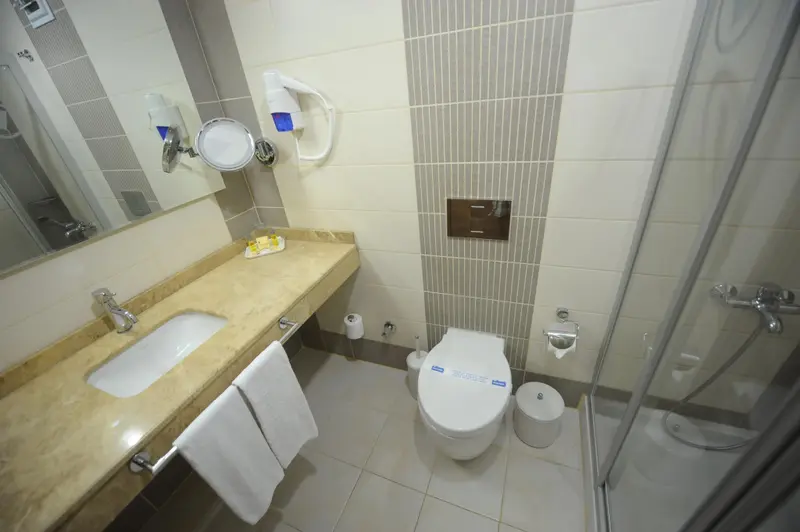 Une salle de bain moderne avec douche vitrée et lavabo.