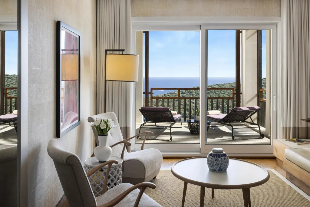 Un espace de détente intérieur s'ouvre sur une terrasse avec vue sur la mer.