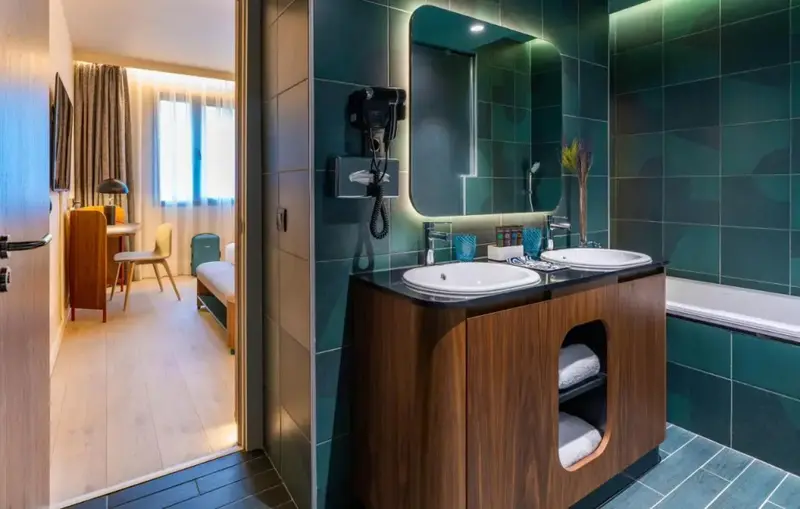 Une salle de bain moderne avec deux vasques et une baignoire.