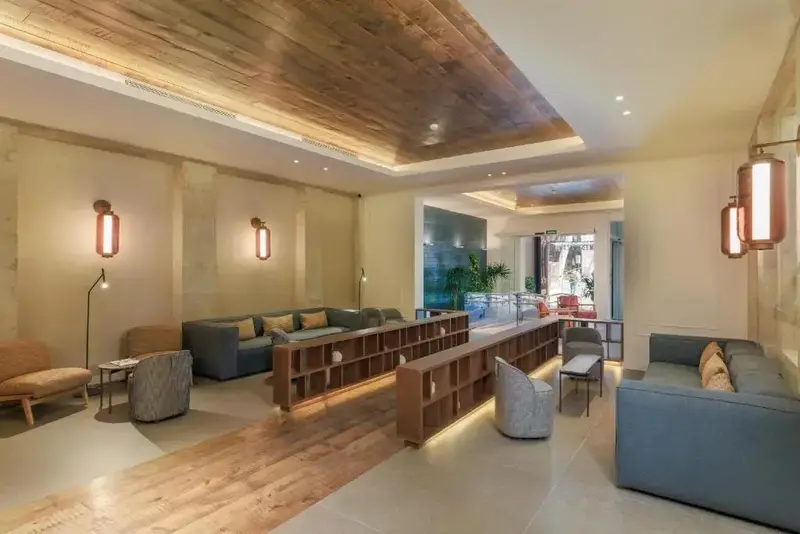 Un espace de détente intérieur avec des canapés et des fauteuils.