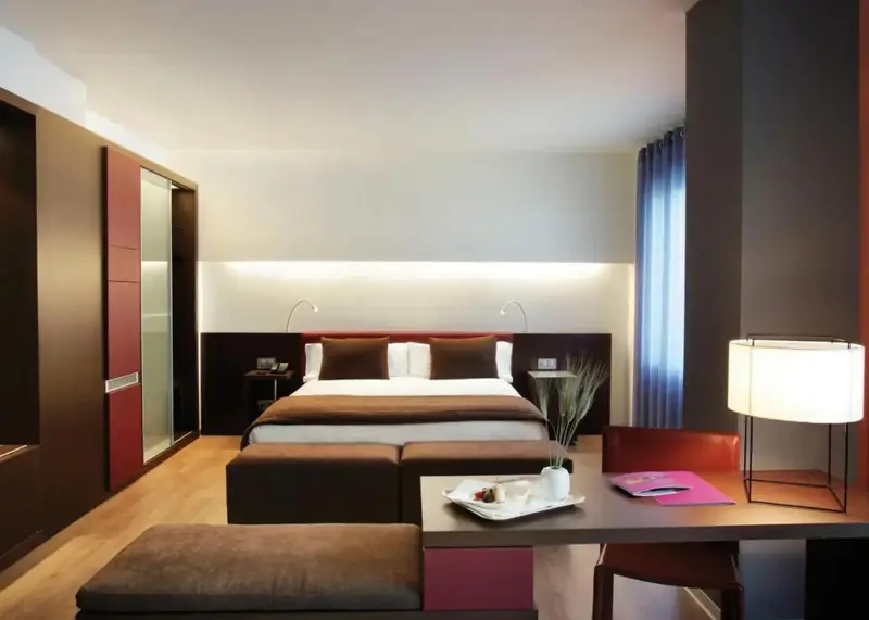 Une chambre moderne avec un grand lit et un espace de travail.