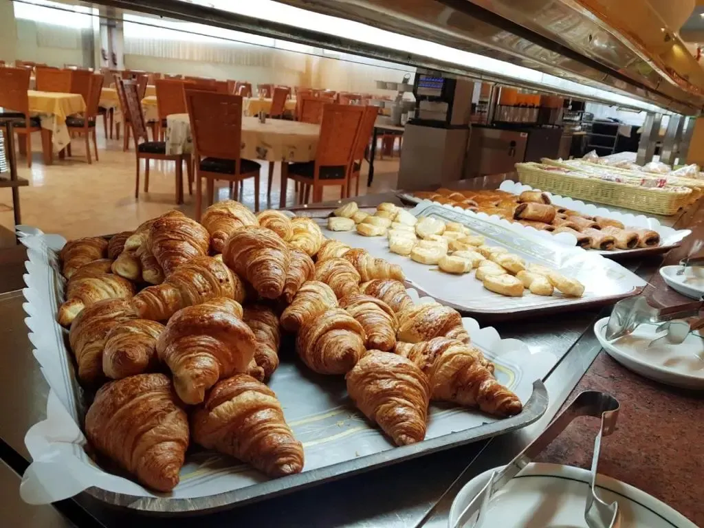 Un buffet propose une variété de viennoiseries dorées et appétissantes.
