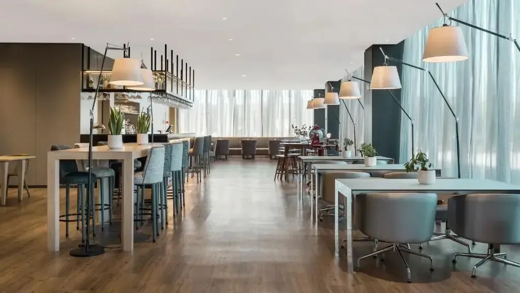 Une grande salle lumineuse avec des tables et des chaises.