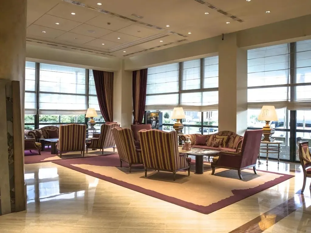 Un espace de détente intérieur avec des fauteuils et des canapés.