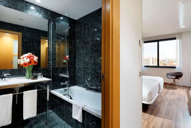 Une salle de bain moderne avec baignoire et lavabo décoré de fleurs.