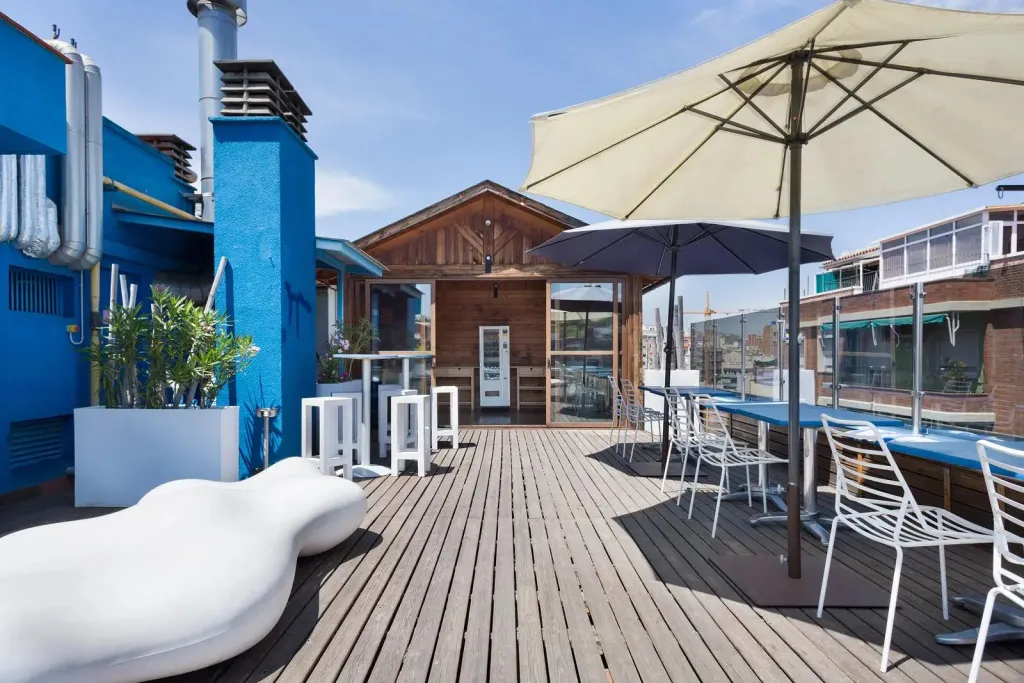 Terrasse aménagée avec mobilier de détente et espace bar.