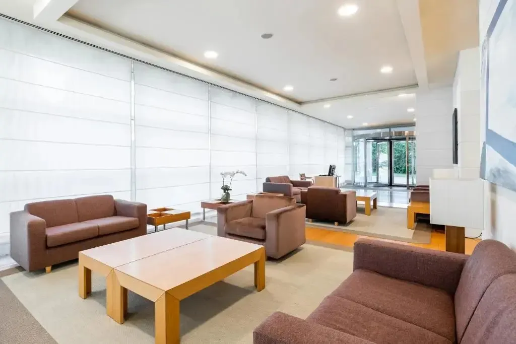 Un espace de détente intérieur avec des canapés et des fauteuils.