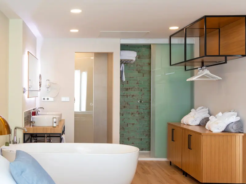 Une salle de bain lumineuse avec baignoire et vasque moderne.