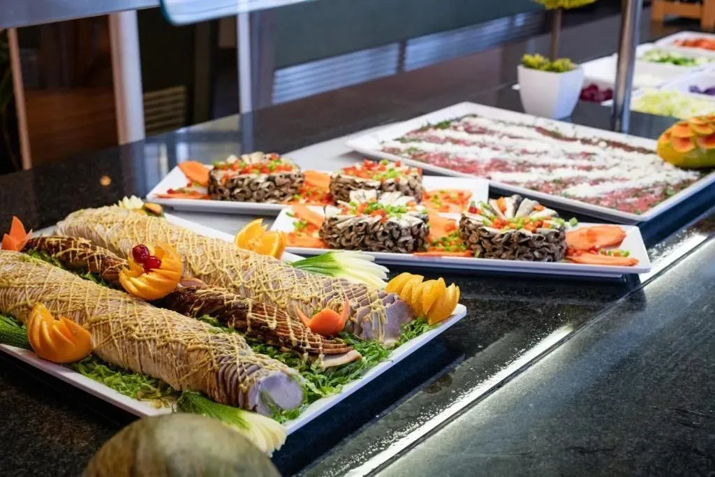 Présentation soignée de plats froids et de salades sur un buffet.