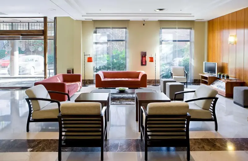 Un espace de détente avec des canapés et des fauteuils confortables.