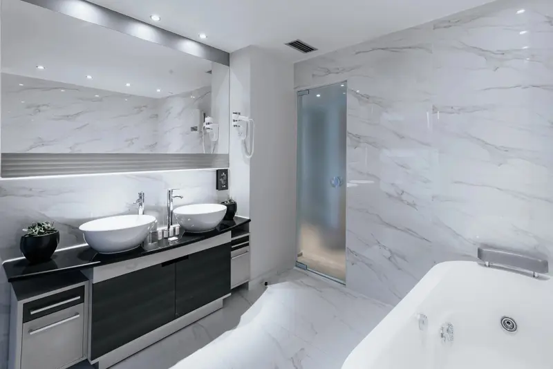 Une salle de bain moderne avec baignoire et deux vasques.