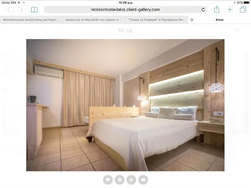 Une chambre lumineuse avec un grand lit et un mur en bois.