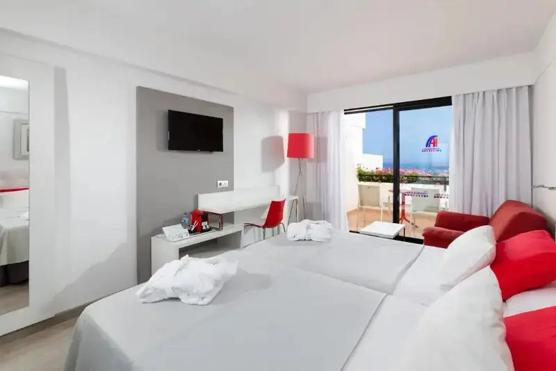 Une chambre lumineuse avec un grand lit et un accès à une terrasse.
