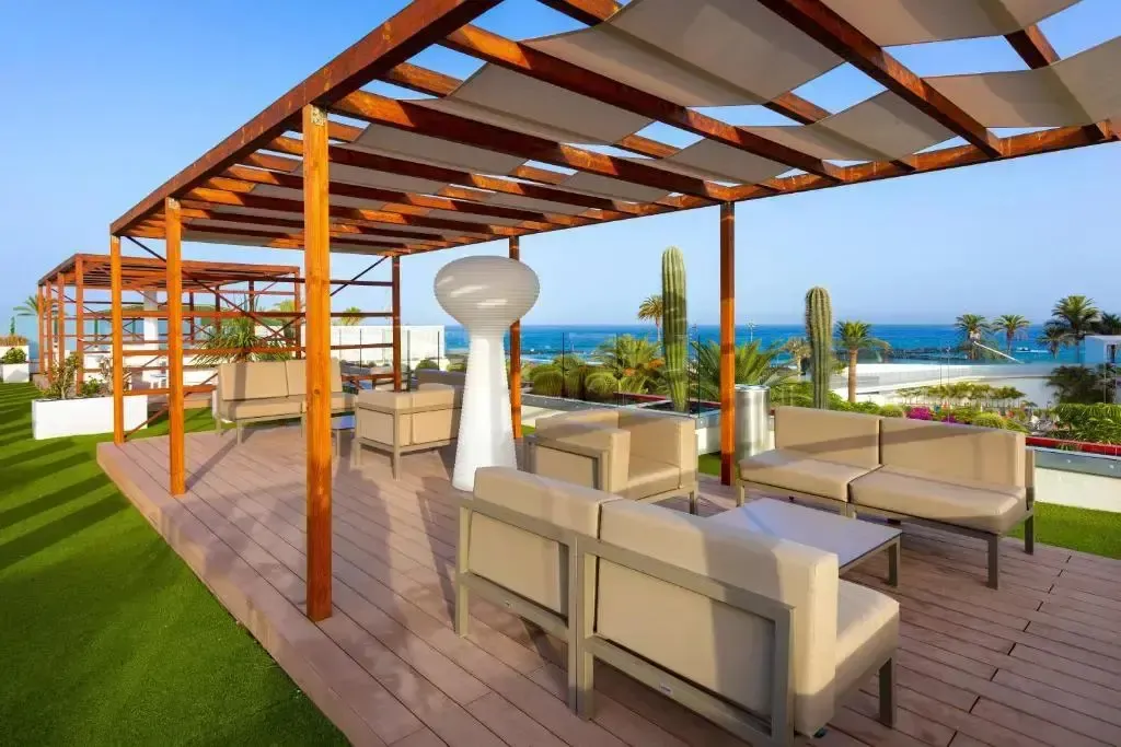 Espace de détente extérieur avec mobilier confortable et vue sur la mer.