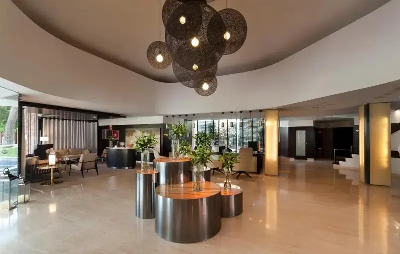 Vaste hall d'accueil avec comptoir et luminaires design.