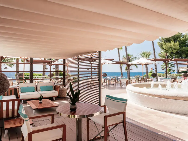 Espace de détente extérieur avec mobilier confortable et vue sur la mer.