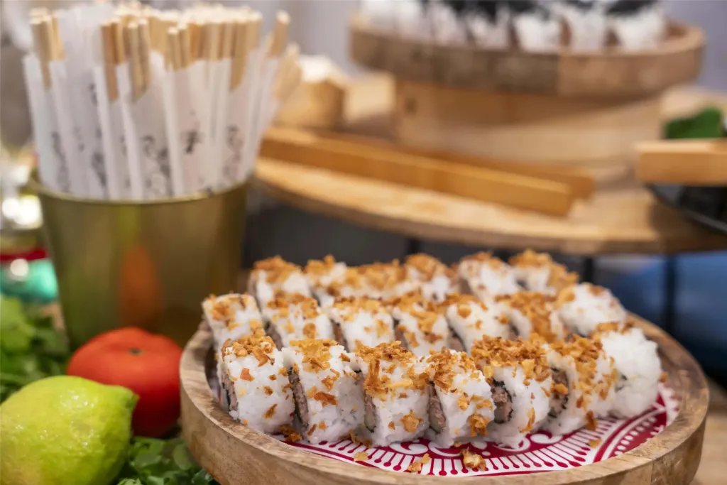 Assortiment de sushis présentés sur des plateaux en bois.