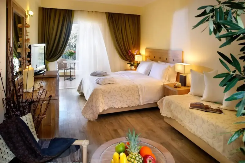 Une chambre lumineuse avec un grand lit et un coin lecture.