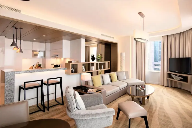 Un espace de vie moderne avec un coin repas et un salon.