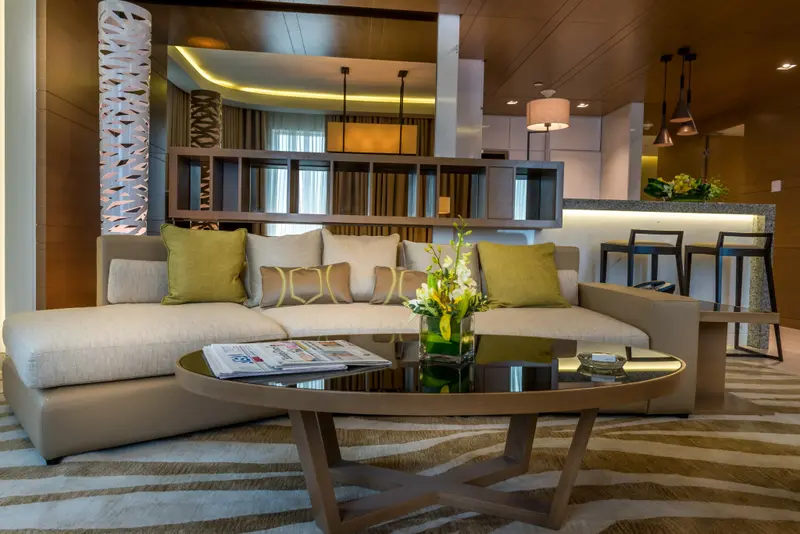 Un salon confortable avec un canapé et une table basse décorée de fleurs.