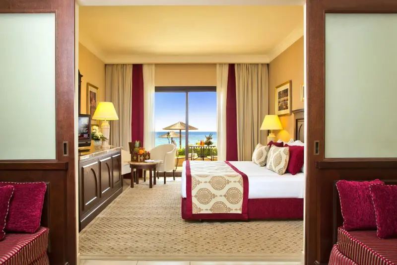Une chambre lumineuse avec un lit double et une vue sur la mer.